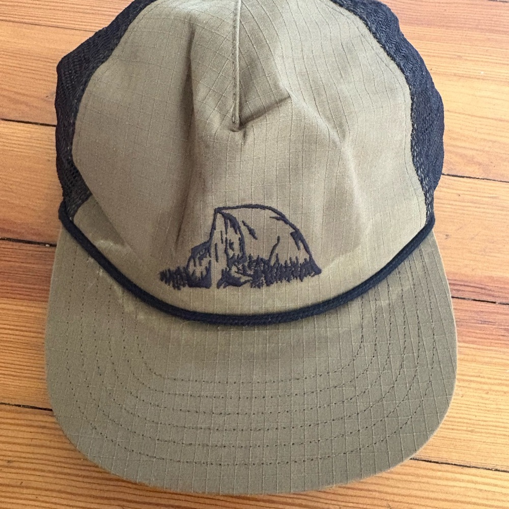 The North Face Gray and Black Cap

Will donate if doesn’t sell ‼️